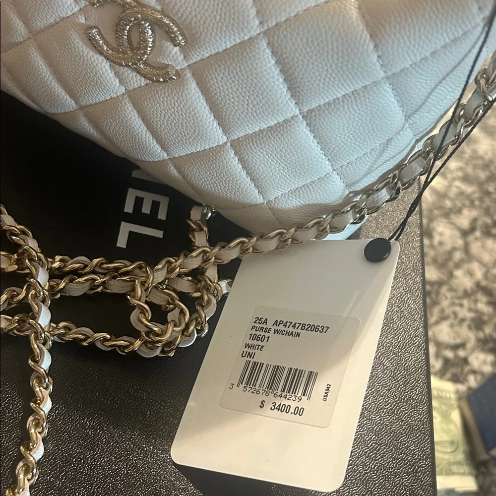 CHANEL White Quilted Leather Crossbody Bag with Gold Chain